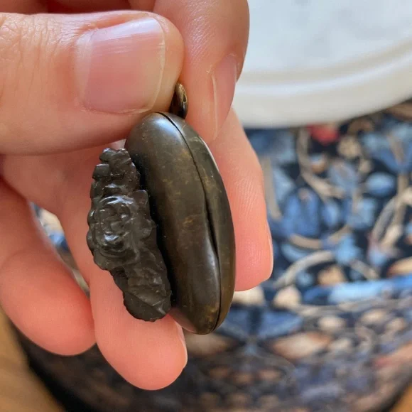 Antique Victorian Gutta Percha/Vulcanite Carved Floral Locket w/Interior Glass - Picture 8 of 14